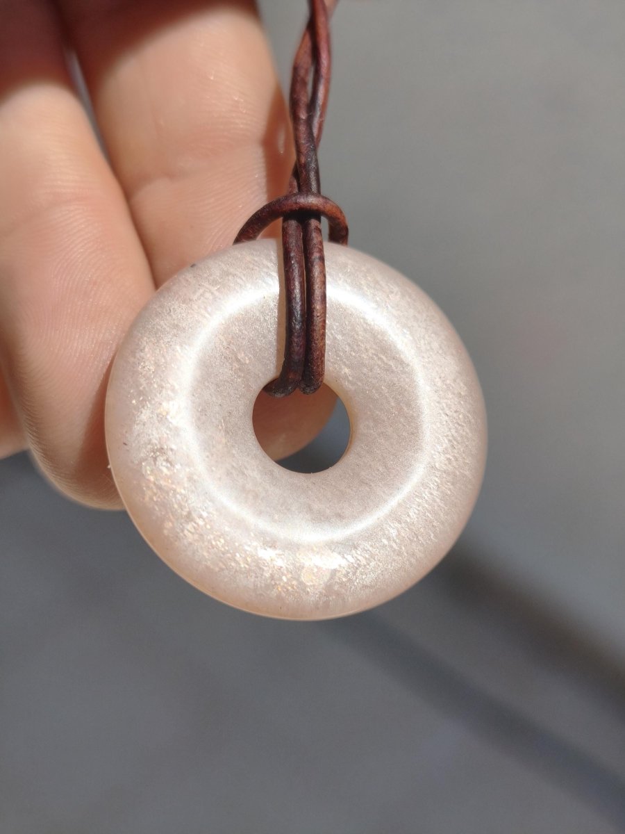 Mondstein A rot - Donut Edelstein Kette HIPPIE GOA Boho Ethno Natur Donut Schutzsymbol Heilstein Sammler Unikat Mann Frau Er Sie Geschenk - Art of Nature Berlin