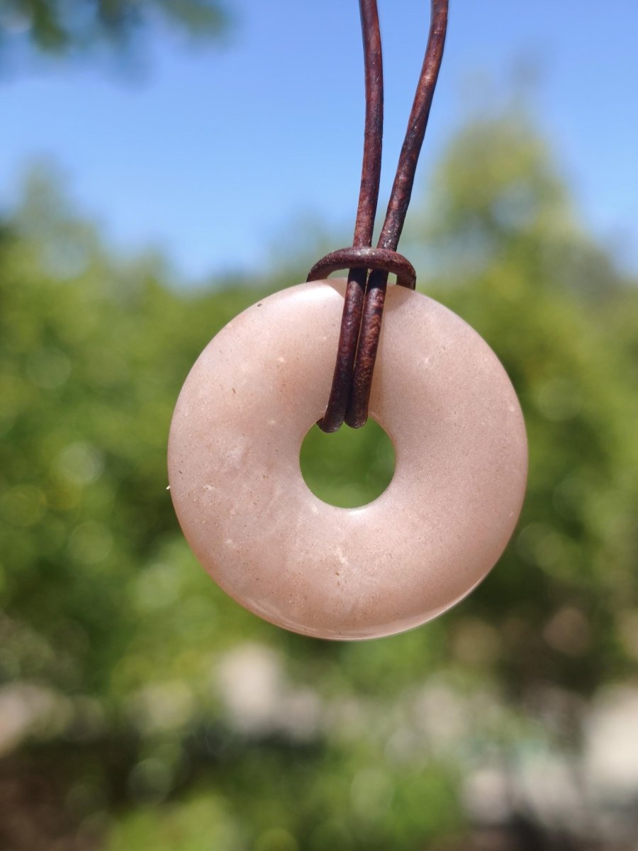 Mondstein A rot - Donut Edelstein Kette HIPPIE GOA Boho Ethno Natur Donut Schutzsymbol Heilstein Sammler Unikat Mann Frau Er Sie Geschenk - Art of Nature Berlin