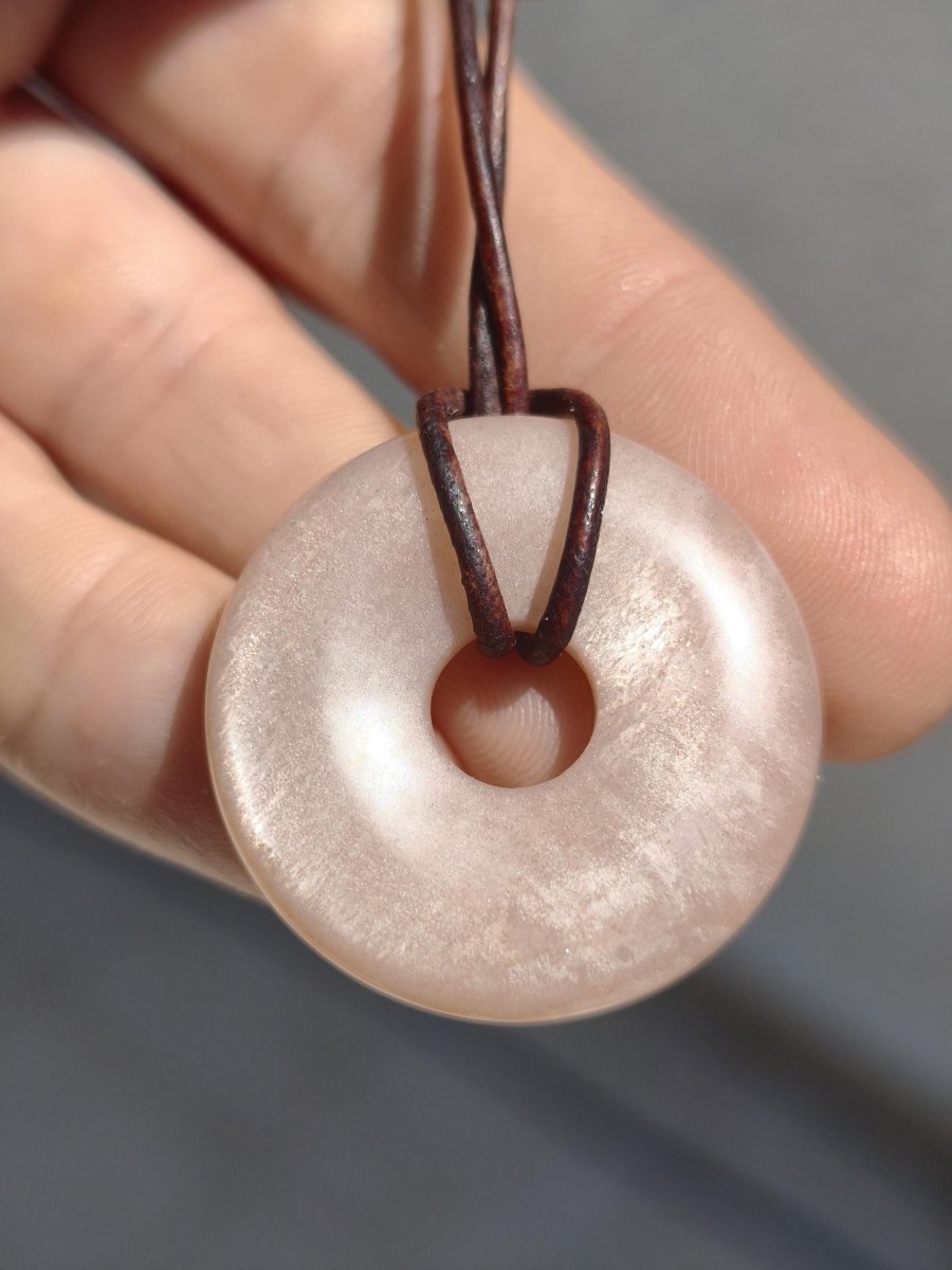 Mondstein A rot - Donut Edelstein Kette HIPPIE GOA Boho Ethno Natur Donut Schutzsymbol Heilstein Sammler Unikat Mann Frau Er Sie Geschenk - Art of Nature Berlin