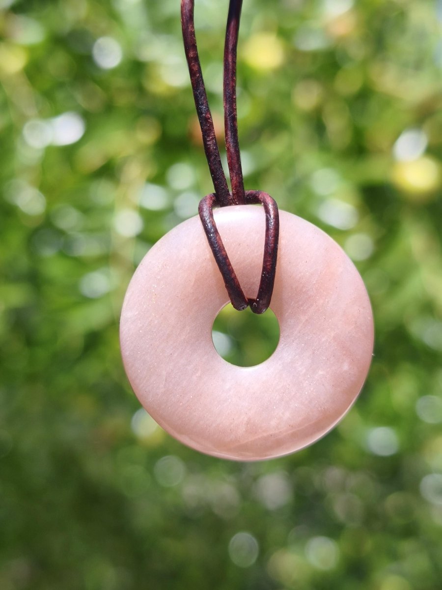 Mondstein A rot - Donut Edelstein Kette HIPPIE GOA Boho Ethno Natur Donut Schutzsymbol Heilstein Sammler Unikat Mann Frau Er Sie Geschenk - Art of Nature Berlin