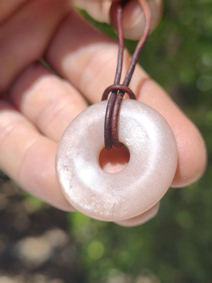 Mondstein A rot - Donut Edelstein Kette HIPPIE GOA Boho Ethno Natur Donut Schutzsymbol Heilstein Sammler Unikat Mann Frau Er Sie Geschenk - Art of Nature Berlin