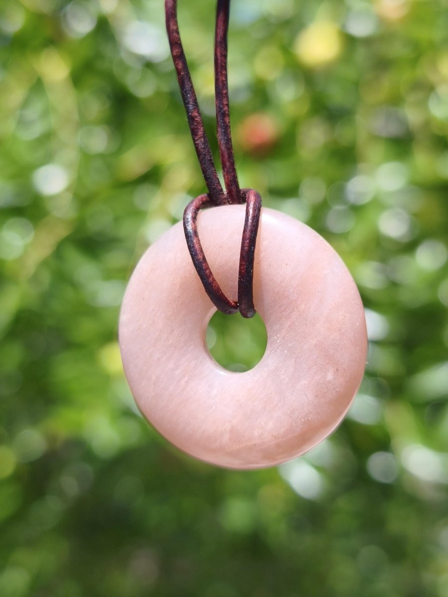 Mondstein A rot - Donut Edelstein Kette HIPPIE GOA Boho Ethno Natur Donut Schutzsymbol Heilstein Sammler Unikat Mann Frau Er Sie Geschenk - Art of Nature Berlin
