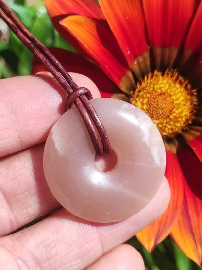 Mondstein A rot - Donut Edelstein Kette HIPPIE GOA Boho Ethno Natur Donut Schutzsymbol Heilstein Sammler Unikat Mann Frau Er Sie Geschenk - Art of Nature Berlin