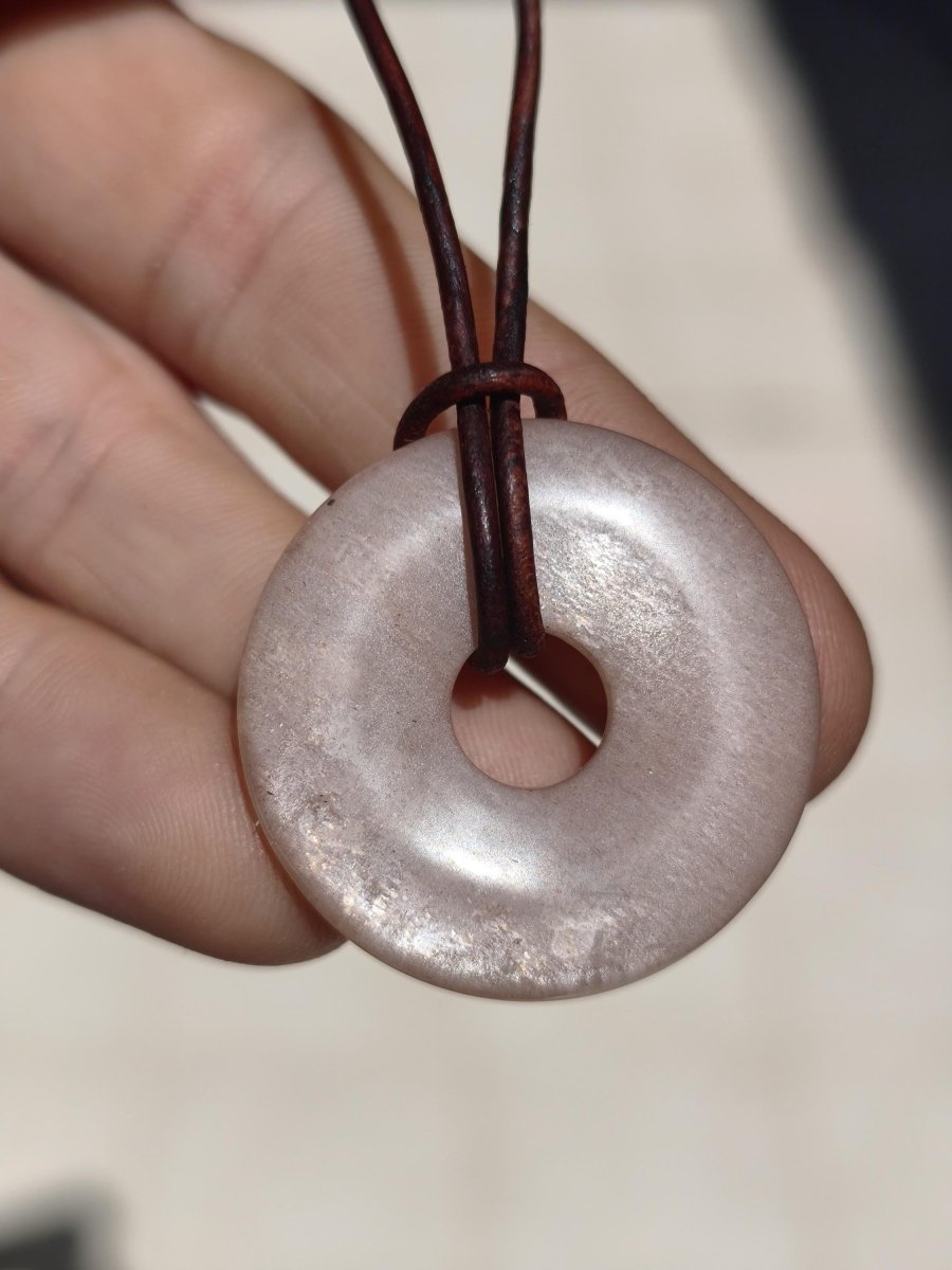 Mondstein A rot - Donut Edelstein Kette HIPPIE GOA Boho Ethno Natur Donut Schutzsymbol Heilstein Sammler Unikat Mann Frau Er Sie Geschenk - Art of Nature Berlin