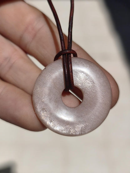 Mondstein A rot - Donut Edelstein Kette HIPPIE GOA Boho Ethno Natur Donut Schutzsymbol Heilstein Sammler Unikat Mann Frau Er Sie Geschenk - Art of Nature Berlin