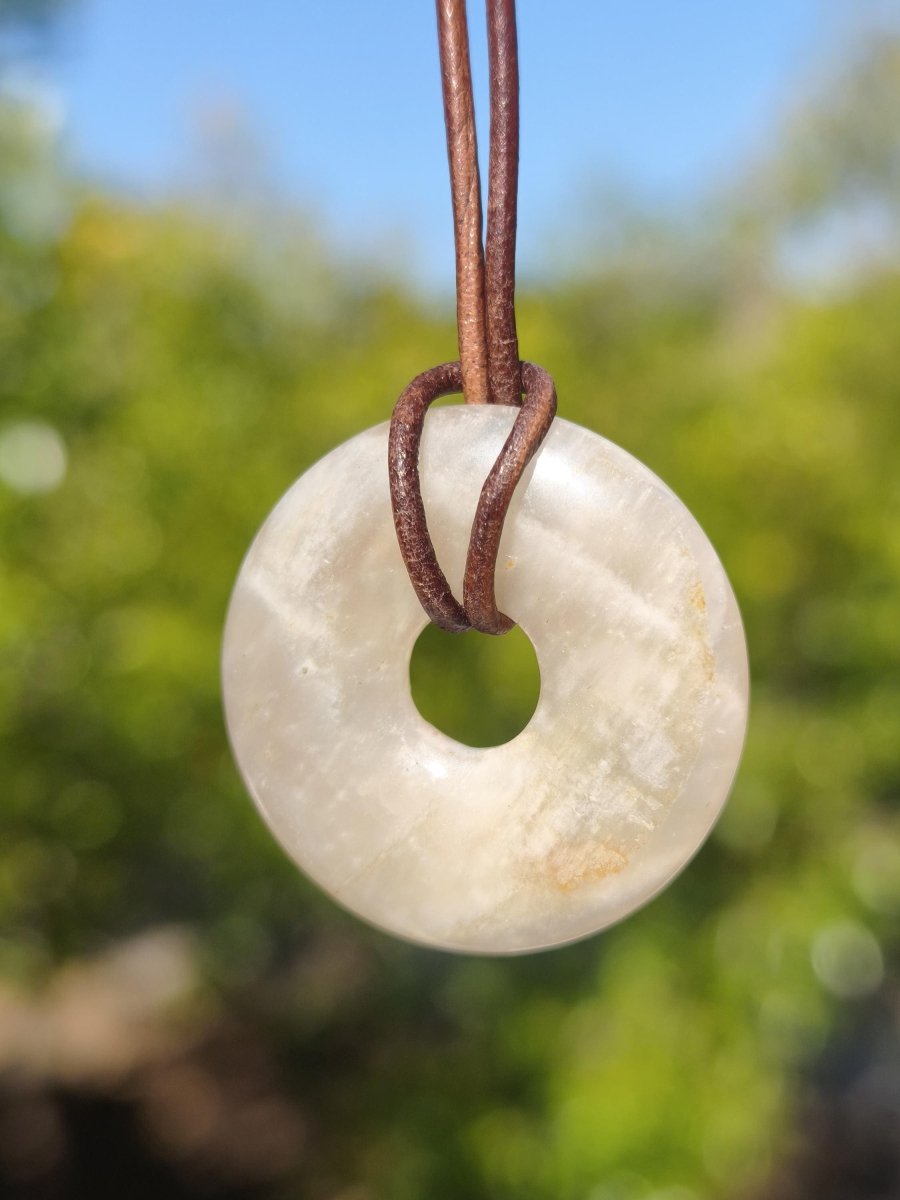Mondstein A weiß - Donut Edelstein Kette HIPPIE GOA Boho Ethno Natur Donut Schutzsymbol Heilstein Sammler Unikat Mann Frau Er Sie Geschenk - Art of Nature Berlin