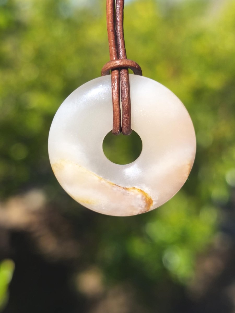 Mondstein A weiß - Donut Edelstein Kette HIPPIE GOA Boho Ethno Natur Donut Schutzsymbol Heilstein Sammler Unikat Mann Frau Er Sie Geschenk - Art of Nature Berlin