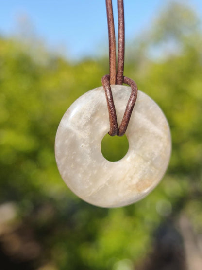 Mondstein A weiß - Donut Edelstein Kette HIPPIE GOA Boho Ethno Natur Donut Schutzsymbol Heilstein Sammler Unikat Mann Frau Er Sie Geschenk - Art of Nature Berlin