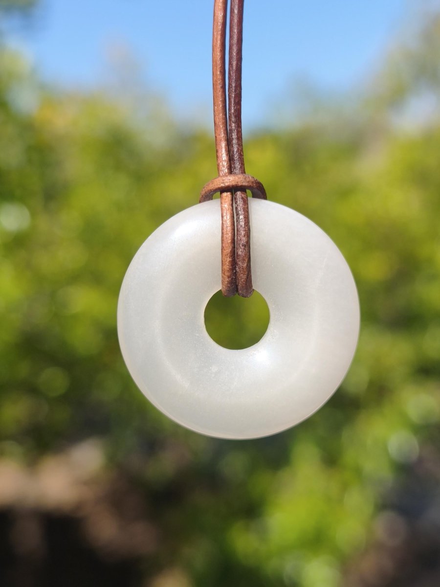 Mondstein A weiß - Donut Edelstein Kette HIPPIE GOA Boho Ethno Natur Donut Schutzsymbol Heilstein Sammler Unikat Mann Frau Er Sie Geschenk - Art of Nature Berlin