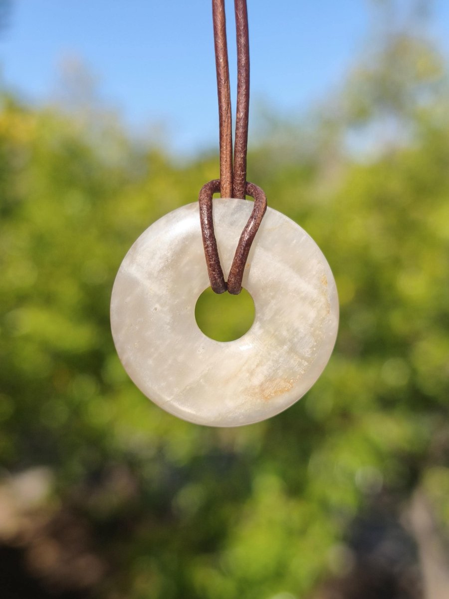 Mondstein A weiß - Donut Edelstein Kette HIPPIE GOA Boho Ethno Natur Donut Schutzsymbol Heilstein Sammler Unikat Mann Frau Er Sie Geschenk - Art of Nature Berlin