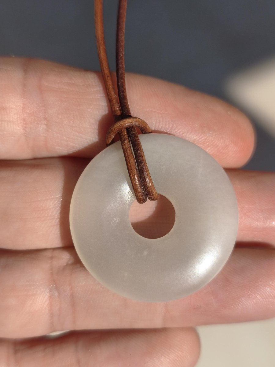 Mondstein A weiß - Donut Edelstein Kette HIPPIE GOA Boho Ethno Natur Donut Schutzsymbol Heilstein Sammler Unikat Mann Frau Er Sie Geschenk - Art of Nature Berlin