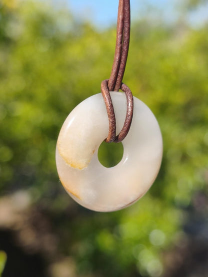Mondstein A weiß - Donut Edelstein Kette HIPPIE GOA Boho Ethno Natur Donut Schutzsymbol Heilstein Sammler Unikat Mann Frau Er Sie Geschenk - Art of Nature Berlin