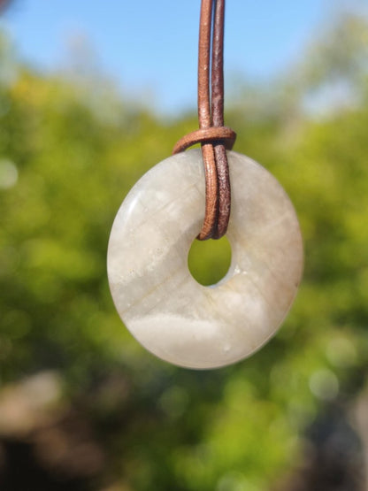 Mondstein A weiß - Donut Edelstein Kette HIPPIE GOA Boho Ethno Natur Donut Schutzsymbol Heilstein Sammler Unikat Mann Frau Er Sie Geschenk - Art of Nature Berlin