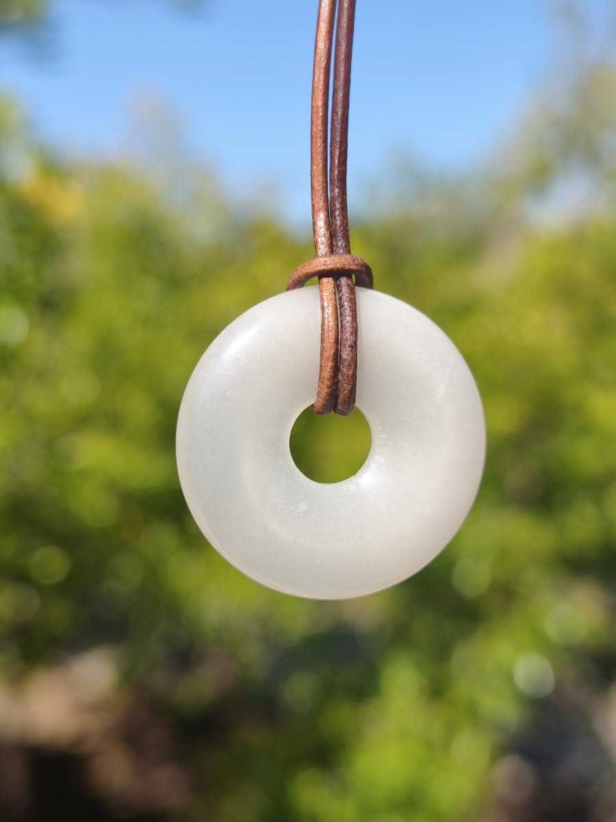 Mondstein A weiß - Donut Edelstein Kette HIPPIE GOA Boho Ethno Natur Donut Schutzsymbol Heilstein Sammler Unikat Mann Frau Er Sie Geschenk - Art of Nature Berlin