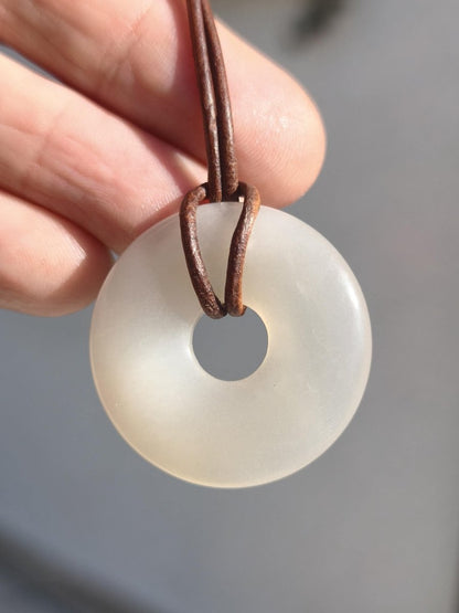 Mondstein A weiß - Donut Edelstein Kette HIPPIE GOA Boho Ethno Natur Donut Schutzsymbol Heilstein Sammler Unikat Mann Frau Er Sie Geschenk - Art of Nature Berlin
