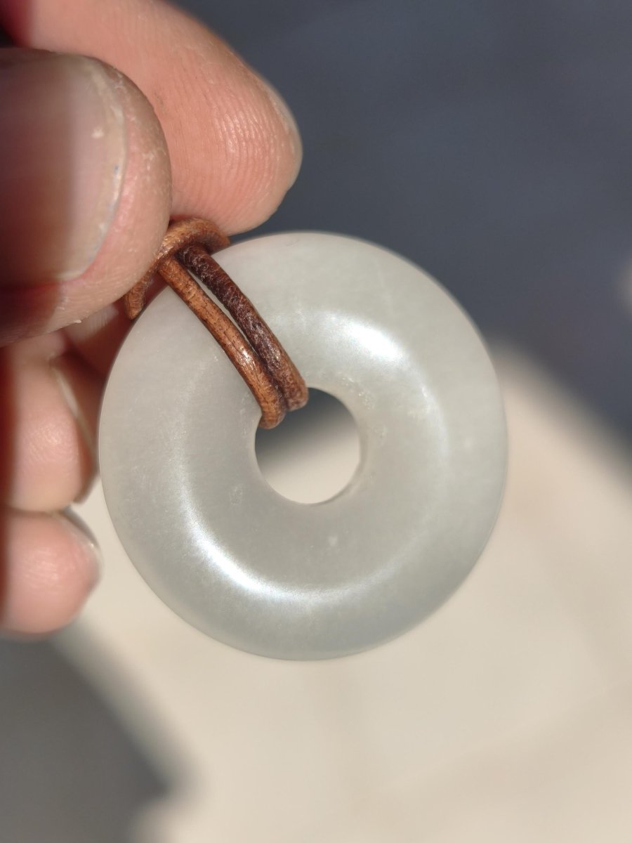 Mondstein A weiß - Donut Edelstein Kette HIPPIE GOA Boho Ethno Natur Donut Schutzsymbol Heilstein Sammler Unikat Mann Frau Er Sie Geschenk - Art of Nature Berlin