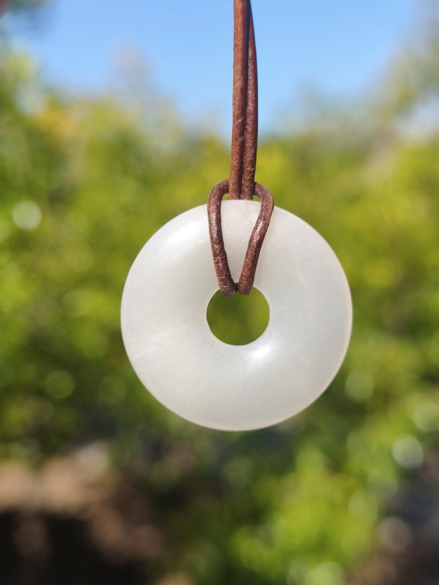 Mondstein A weiß - Donut Edelstein Kette HIPPIE GOA Boho Ethno Natur Donut Schutzsymbol Heilstein Sammler Unikat Mann Frau Er Sie Geschenk - Art of Nature Berlin