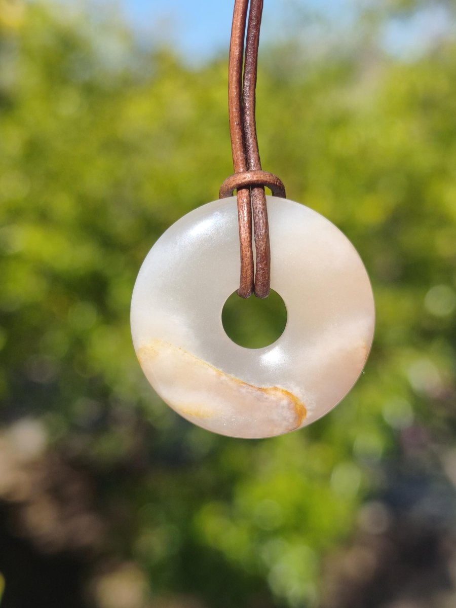 Mondstein A weiß - Donut Edelstein Kette HIPPIE GOA Boho Ethno Natur Donut Schutzsymbol Heilstein Sammler Unikat Mann Frau Er Sie Geschenk - Art of Nature Berlin