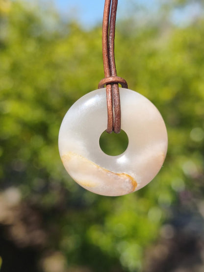 Mondstein A weiß - Donut Edelstein Kette HIPPIE GOA Boho Ethno Natur Donut Schutzsymbol Heilstein Sammler Unikat Mann Frau Er Sie Geschenk - Art of Nature Berlin