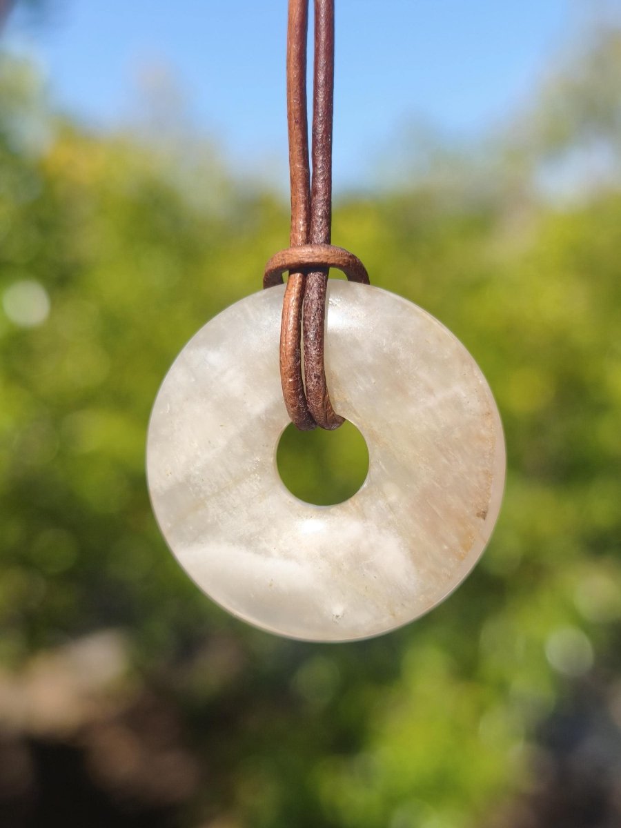 Mondstein A weiß - Donut Edelstein Kette HIPPIE GOA Boho Ethno Natur Donut Schutzsymbol Heilstein Sammler Unikat Mann Frau Er Sie Geschenk - Art of Nature Berlin