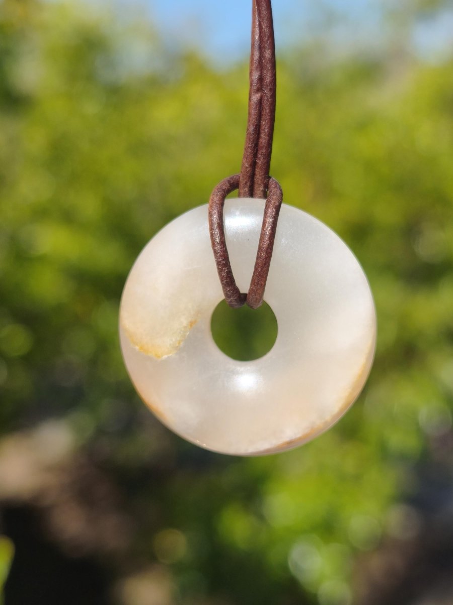 Mondstein A weiß - Donut Edelstein Kette HIPPIE GOA Boho Ethno Natur Donut Schutzsymbol Heilstein Sammler Unikat Mann Frau Er Sie Geschenk - Art of Nature Berlin