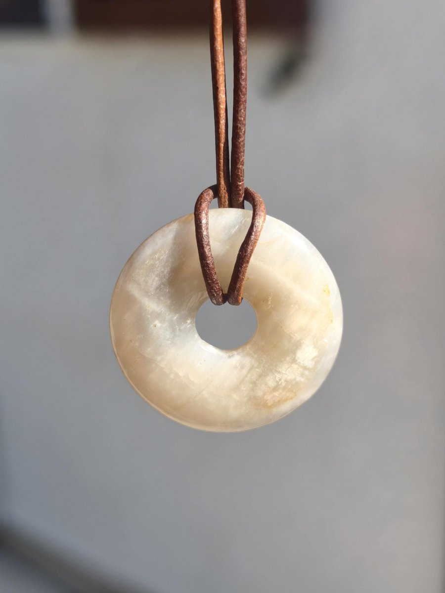 Mondstein A weiß - Donut Edelstein Kette HIPPIE GOA Boho Ethno Natur Donut Schutzsymbol Heilstein Sammler Unikat Mann Frau Er Sie Geschenk - Art of Nature Berlin