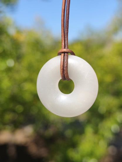 Mondstein A weiß - Donut Edelstein Kette HIPPIE GOA Boho Ethno Natur Donut Schutzsymbol Heilstein Sammler Unikat Mann Frau Er Sie Geschenk - Art of Nature Berlin
