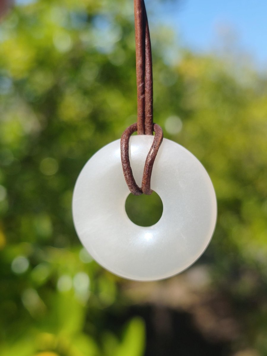 Mondstein A weiß - Donut Edelstein Kette HIPPIE GOA Boho Ethno Natur Donut Schutzsymbol Heilstein Sammler Unikat Mann Frau Er Sie Geschenk - Art of Nature Berlin