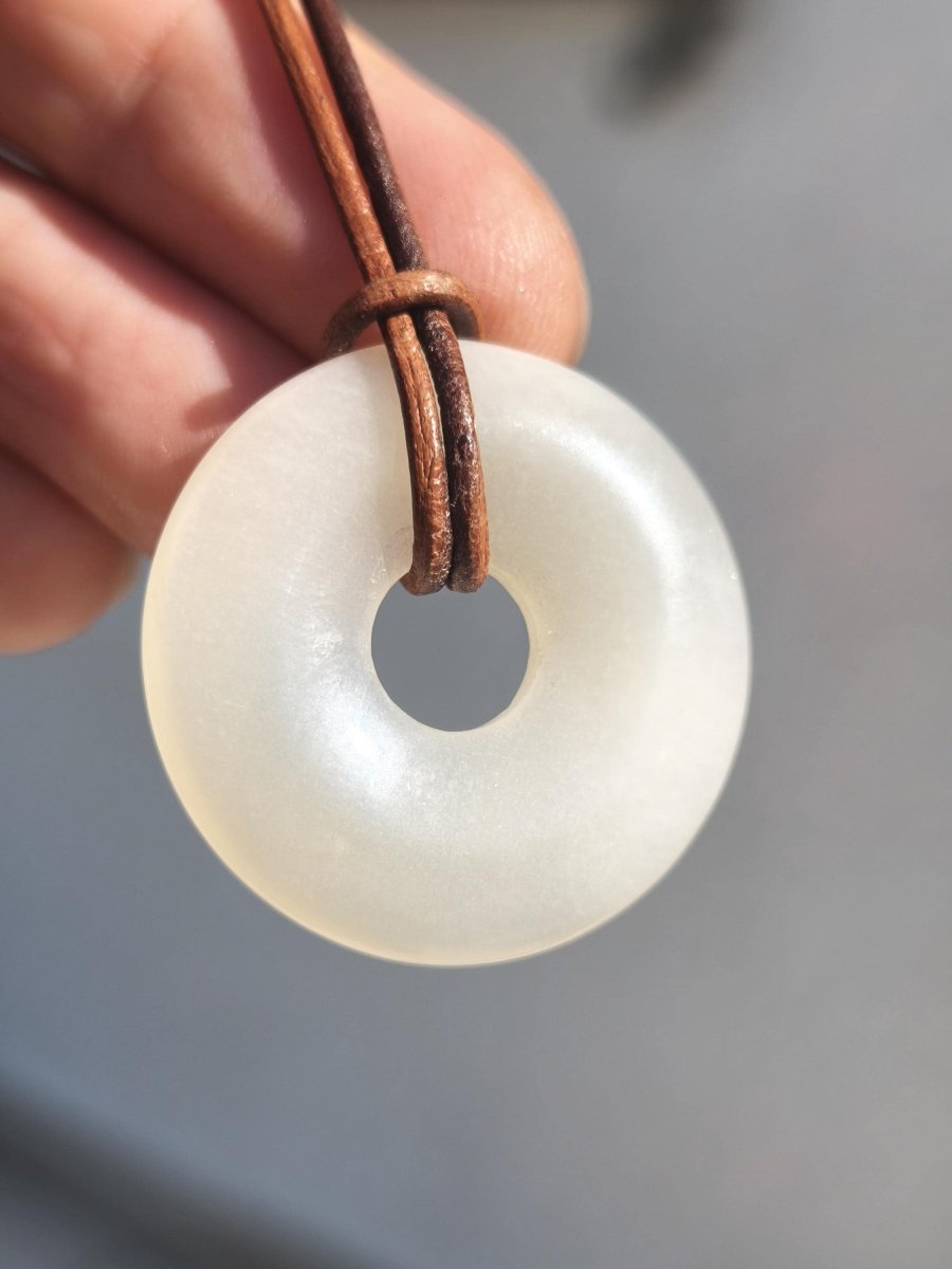 Mondstein A weiß - Donut Edelstein Kette HIPPIE GOA Boho Ethno Natur Donut Schutzsymbol Heilstein Sammler Unikat Mann Frau Er Sie Geschenk - Art of Nature Berlin
