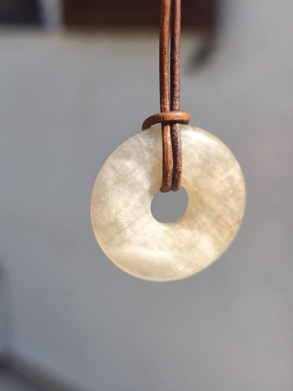 Mondstein A weiß - Donut Edelstein Kette HIPPIE GOA Boho Ethno Natur Donut Schutzsymbol Heilstein Sammler Unikat Mann Frau Er Sie Geschenk - Art of Nature Berlin