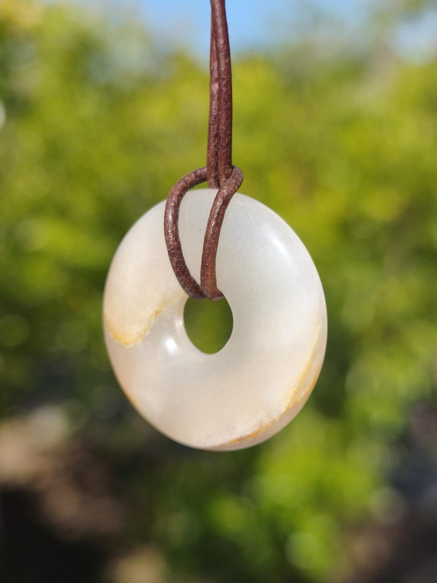 Mondstein A weiß - Donut Edelstein Kette HIPPIE GOA Boho Ethno Natur Donut Schutzsymbol Heilstein Sammler Unikat Mann Frau Er Sie Geschenk - Art of Nature Berlin