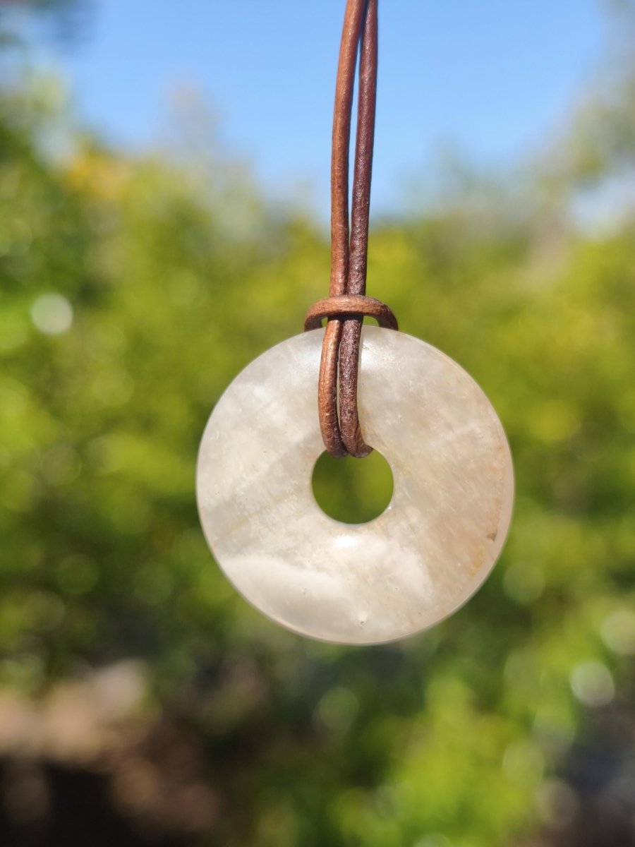 Mondstein A weiß - Donut Edelstein Kette HIPPIE GOA Boho Ethno Natur Donut Schutzsymbol Heilstein Sammler Unikat Mann Frau Er Sie Geschenk - Art of Nature Berlin