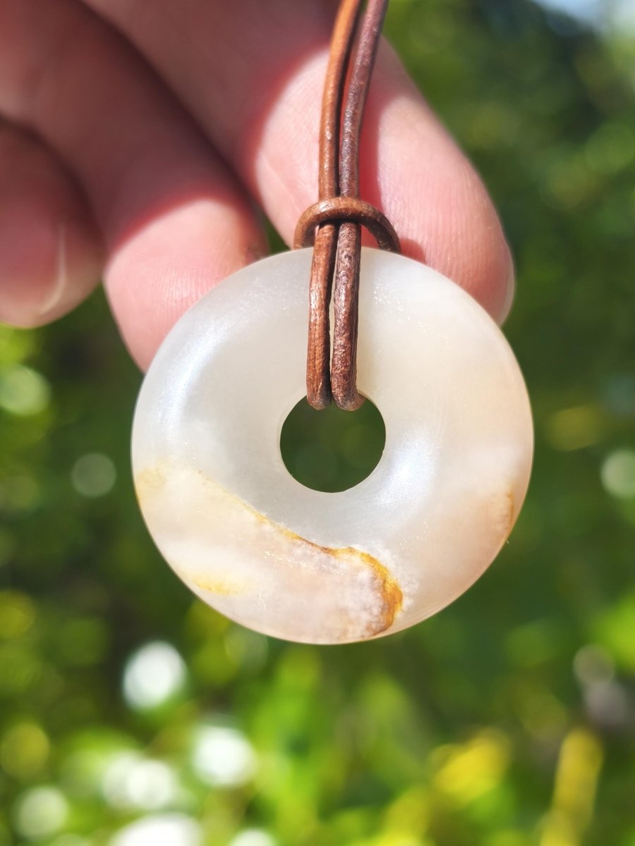 Mondstein A weiß - Donut Edelstein Kette HIPPIE GOA Boho Ethno Natur Donut Schutzsymbol Heilstein Sammler Unikat Mann Frau Er Sie Geschenk - Art of Nature Berlin