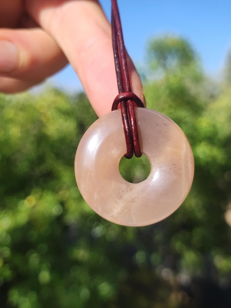 Mondstein rot beige Donut Edelstein Kette HIPPIE GOA Boho Ethno Natur Donut Schutzsymbol Heilstein Sammler Unikat Mann Frau Er Sie Geschenk - Art of Nature Berlin