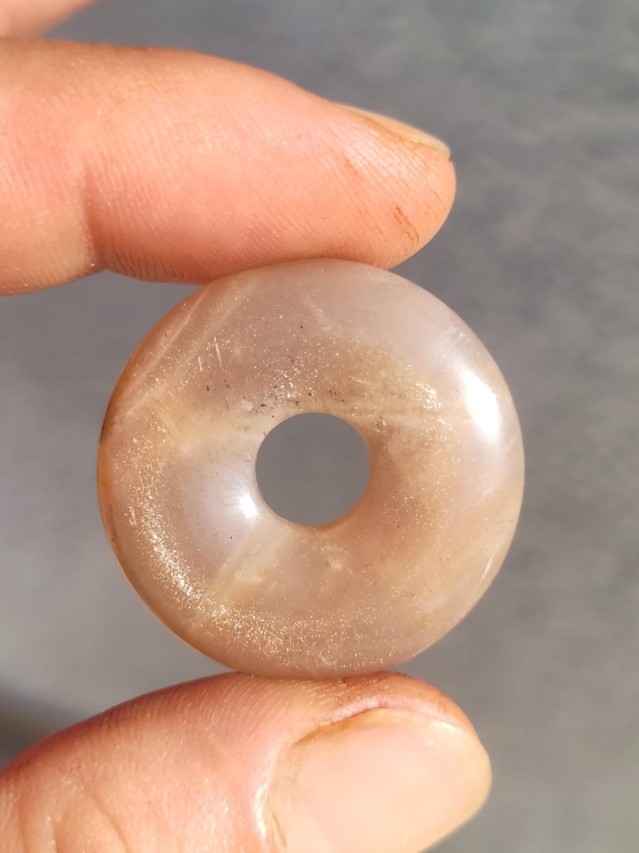 Mondstein rot beige Donut Edelstein Kette HIPPIE GOA Boho Ethno Natur Donut Schutzsymbol Heilstein Sammler Unikat Mann Frau Er Sie Geschenk - Art of Nature Berlin