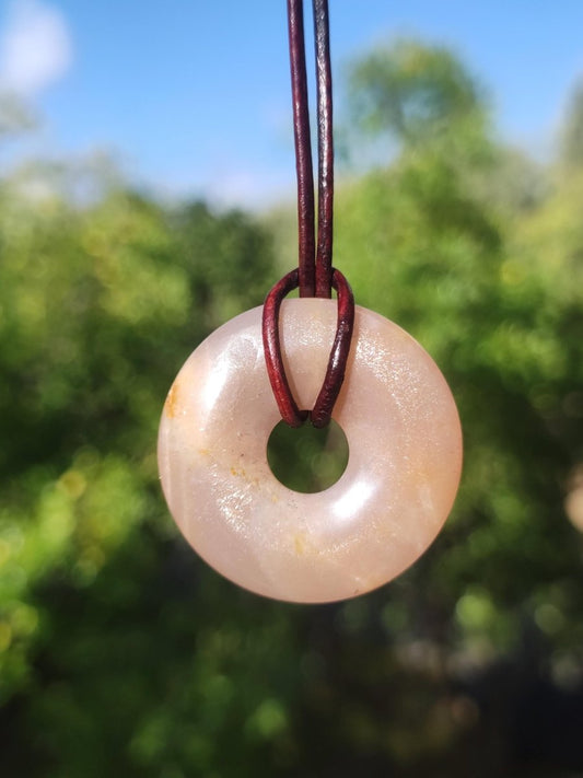 Mondstein rot beige Donut Edelstein Kette HIPPIE GOA Boho Ethno Natur Donut Schutzsymbol Heilstein Sammler Unikat Mann Frau Er Sie Geschenk - Art of Nature Berlin