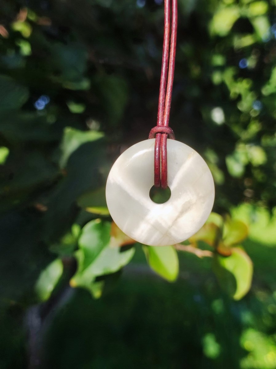 Mondstein weiß - Donut Edelstein Kette HIPPIE GOA Boho Ethno Nature Schutzsymbol Heilstein Sammler Unikat Mann Frau Freundin Er Sie Geschenk - Art of Nature Berlin