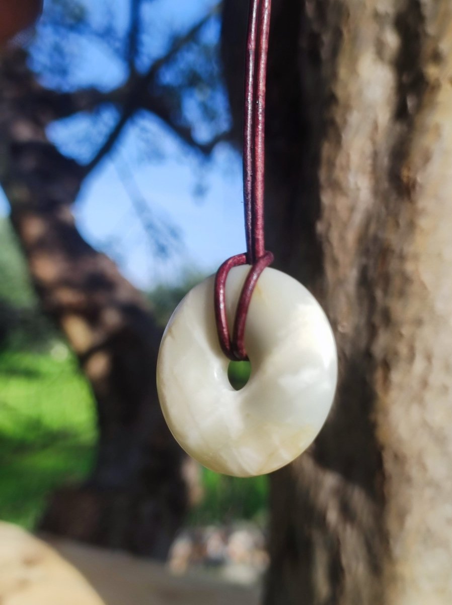 Mondstein weiß - Donut Edelstein Kette HIPPIE GOA Boho Ethno Nature Schutzsymbol Heilstein Sammler Unikat Mann Frau Freundin Er Sie Geschenk - Art of Nature Berlin