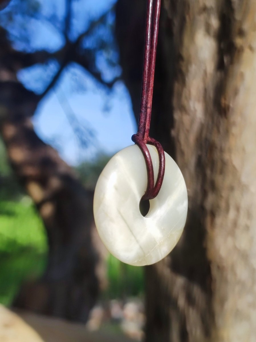 Mondstein weiß - Donut Edelstein Kette HIPPIE GOA Boho Ethno Nature Schutzsymbol Heilstein Sammler Unikat Mann Frau Freundin Er Sie Geschenk - Art of Nature Berlin