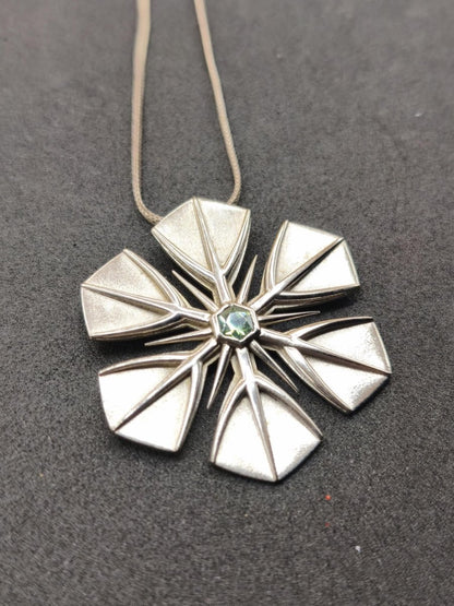 Montana Saphir grün Schneeflocken Kette Vintage mit Edelstein Silber Eiskristall Anhänger Geometrie Silber Schmuck Heilstein Rarität Frau - Art of Nature Berlin