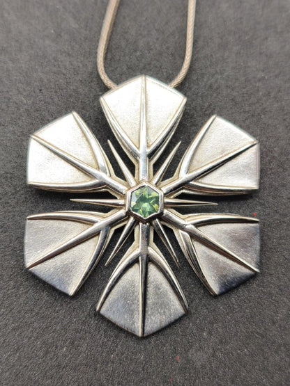 Montana Saphir grün Schneeflocken Kette Vintage mit Edelstein Silber Eiskristall Anhänger Geometrie Silber Schmuck Heilstein Rarität Frau - Art of Nature Berlin