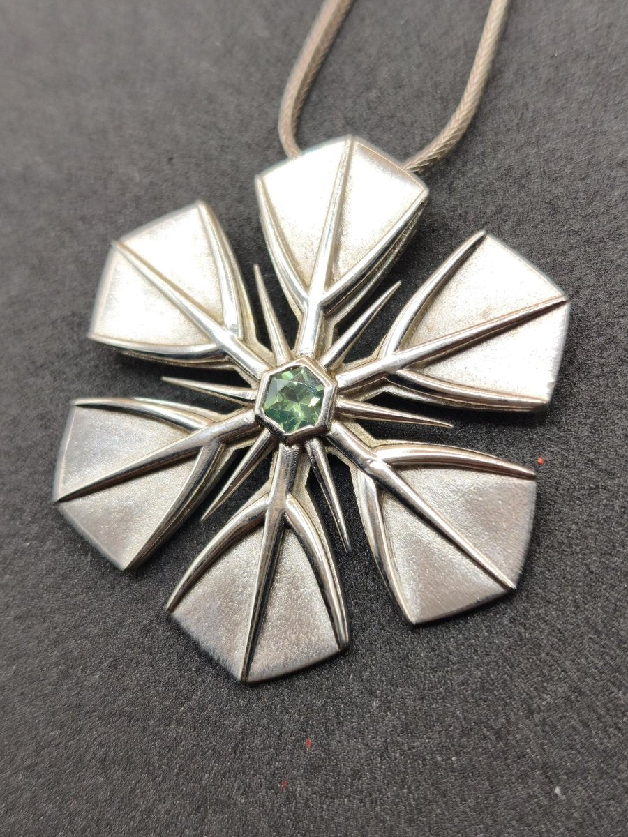 Montana Saphir grün Schneeflocken Kette Vintage mit Edelstein Silber Eiskristall Anhänger Geometrie Silber Schmuck Heilstein Rarität Frau - Art of Nature Berlin