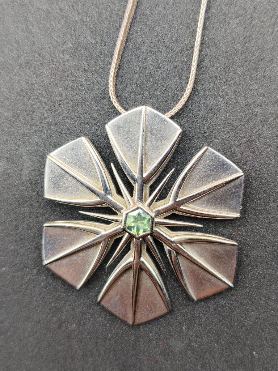 Montana Saphir grün Schneeflocken Kette Vintage mit Edelstein Silber Eiskristall Anhänger Geometrie Silber Schmuck Heilstein Rarität Frau - Art of Nature Berlin