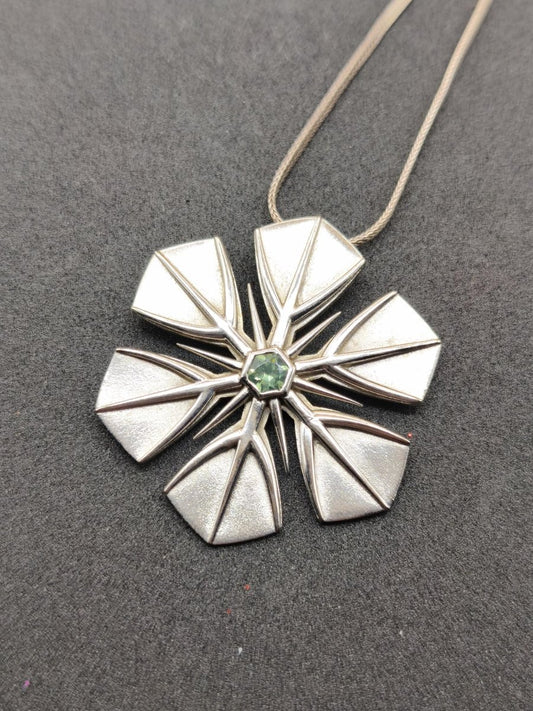 Montana Saphir grün Schneeflocken Kette Vintage mit Edelstein Silber Eiskristall Anhänger Geometrie Silber Schmuck Heilstein Rarität Frau - Art of Nature Berlin