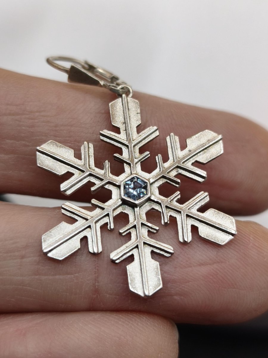 Montana Saphir Vintage Eisblumen Einzelohrring mit Montana Saphir – Schneeflocke 30 × 28 mm – 925 Silber blau Eiskristall Schmuck Braut - Art of Nature Berlin