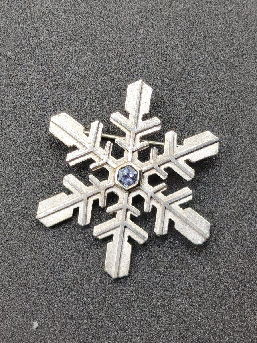 Montana Saphir Vintage Schneeflocken Brosche 925 Silber mit Montana Saphir blau Eiskristall Schmuck Brosche & Anhänger Geometrie Rarität - Art of Nature Berlin