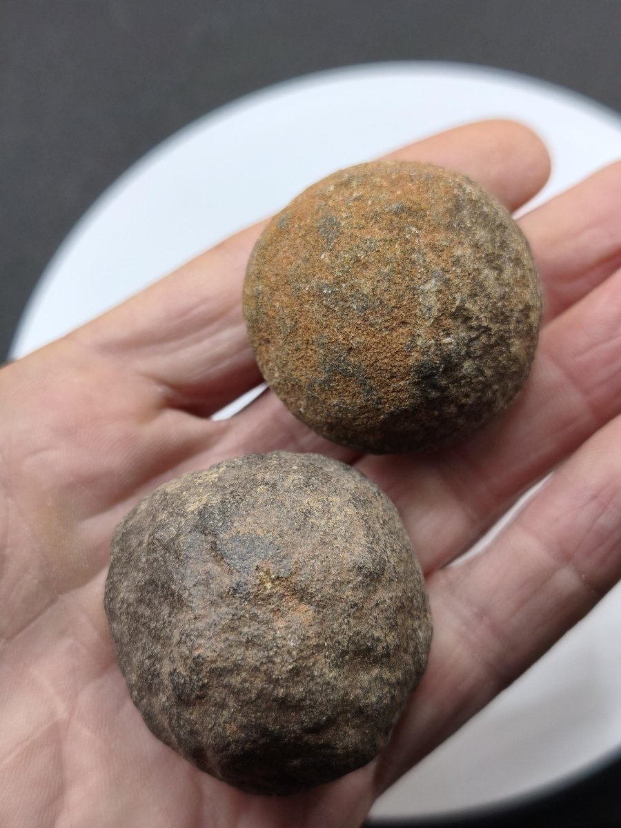 Moqui Marbles Paar – 2 natürliche Eisenstein-Konkretionen aus Utah, USA – Shaman Stein lebende Edelsteine Indianer Schamane Ritual Energie - Art of Nature Berlin
