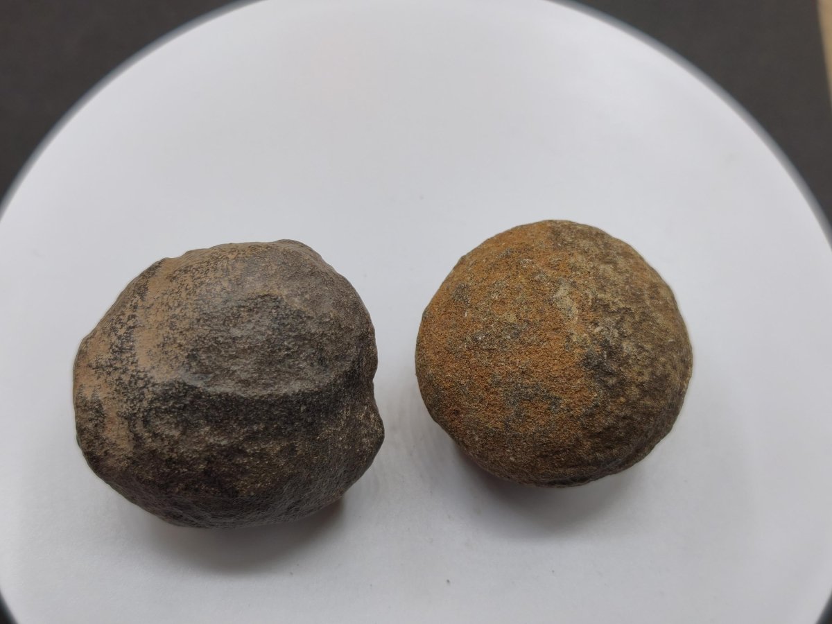 Moqui Marbles Paar – 2 natürliche Eisenstein-Konkretionen aus Utah, USA – Shaman Stein lebende Edelsteine Indianer Schamane Ritual Energie - Art of Nature Berlin