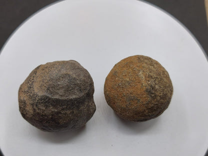 Moqui Marbles Paar – 2 natürliche Eisenstein-Konkretionen aus Utah, USA – Shaman Stein lebende Edelsteine Indianer Schamane Ritual Energie - Art of Nature Berlin