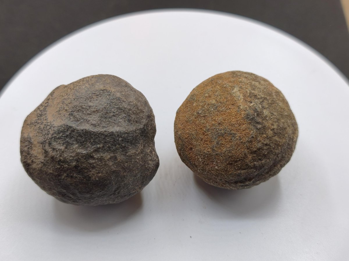 Moqui Marbles Paar – 2 natürliche Eisenstein-Konkretionen aus Utah, USA – Shaman Stein lebende Edelsteine Indianer Schamane Ritual Energie - Art of Nature Berlin